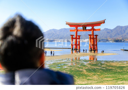 一名男子在宮島觀光 119705826