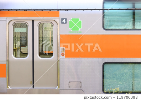 豐田車輛中心（東京都日野市）大量停放中央線的兩層綠色車廂 119706398