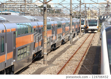 豐田車輛中心(東京都日野市)大量停放中央線的兩層綠色車廂 豐田車輛中心(東京都日野市)大量停放中央線的兩層綠色車廂 119706432