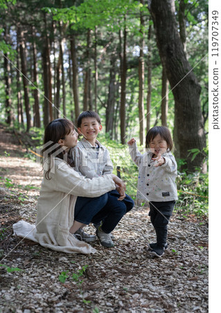 Parent and child hiking Parent and child hiking 119707349