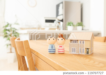 House model with living room and family dolls 119707727