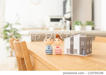 房屋模型、客廳和家庭娃娃 房屋模型、客廳和家庭娃娃 119708196