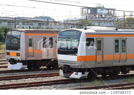 中央線:停在豐田車輛中心的E233系列和209系列列車 中央線:停在豐田車輛中心的E233系列和209系列列車 119708373