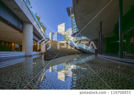 從梅北廣場地下層看到的樓梯噴泉 從梅北廣場地下層看到的樓梯噴泉 119708855