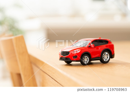 客廳桌上的汽車模型 119708963