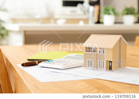 房子客廳、房子模型和房地產圖紙 119709116