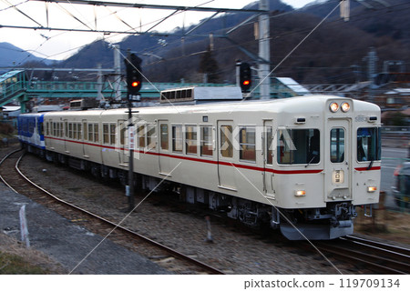 [FJ] Fujikyu Railway Line 1000 Series Train: Keio Line Color Train (Local: Otsuki⇔Kawaguchiko) 119709134