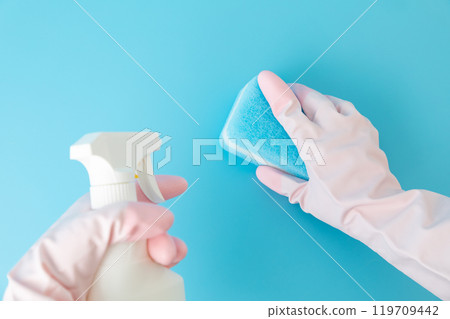 Image of cleaning with sponge and spray 01 119709442