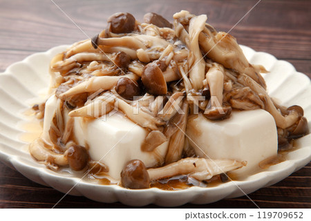 Mushroom tofu with thickened sauce 119709652