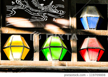 岩手縣盛岡市一家商店的門被夕陽染成彩色的彩色玻璃 119709808