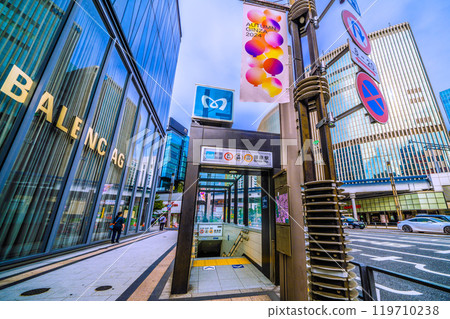 日本東京城市景觀，東京地鐵銀座站入口/出口景觀= 10 月 27 日 119710238