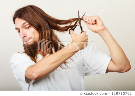 Barber cutting hair 119710792