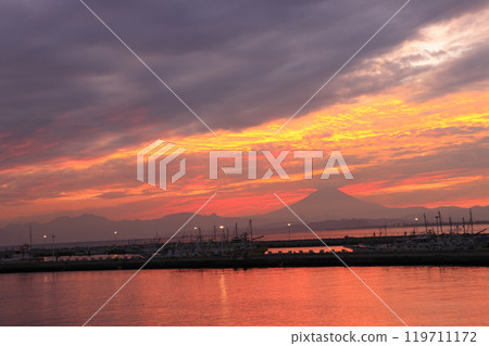 Sunset and Mt. Fuji from Enoshima Beach Sunset and Mt. Fuji from Enoshima Beach 119711172