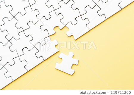 黃色背景上的普通拼圖遊戲 119711200