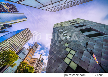 東京城市景觀在日本，銀座，東京。從西第五大道眺望銀座四丁目精工大廈銀座 = 10 月 27 日 119712850