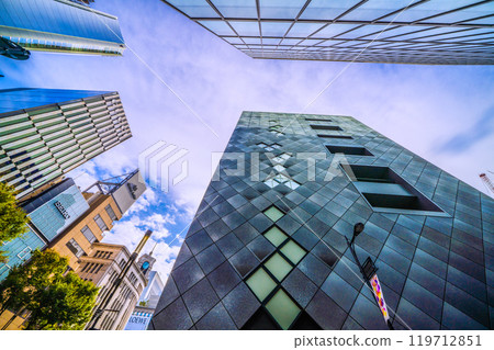 東京城市景觀在日本，銀座，東京。從西第五大道眺望銀座四丁目精工大廈銀座 = 10 月 27 日 119712851