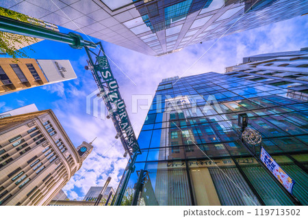 東京城市景觀在日本，銀座，東京。從鈴蘭街 = 27 號看到銀座 4 丁目 Seiko House Ginza 119713502