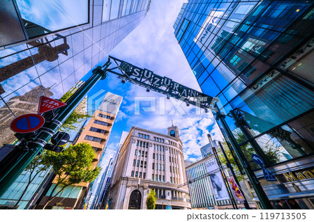 東京城市景觀在日本，銀座，東京。從鈴蘭街 = 27 號看到銀座 4 丁目 Seiko House Ginza 119713505