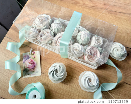 Marshmallow flowers in a gift box with a transparent lid. A card with the inscription in Russian Endless happiness. 119713559