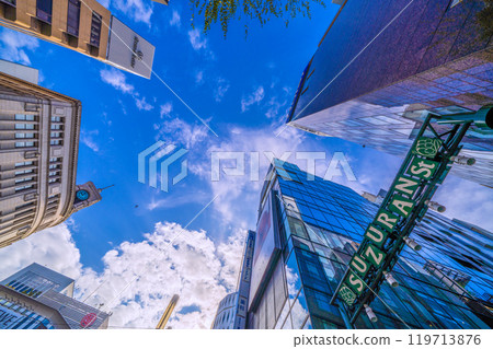 東京城市景觀在日本，銀座，東京。銀座四丁目鈴蘭街及精工大樓銀座景觀=27號 119713876