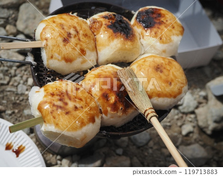 在山上烤炸饅頭 在山上烤炸饅頭 119713883