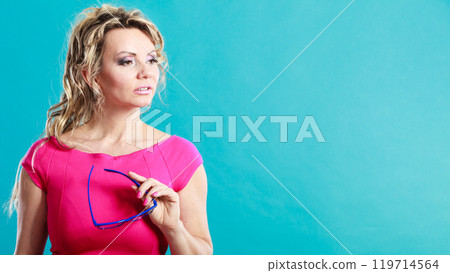 Attractive fashion woman holds glasses Attractive fashion woman holds glasses 119714564