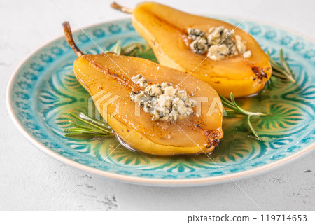 Poached pear with roquefort 119714653