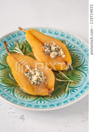 Poached pear with roquefort 119714655