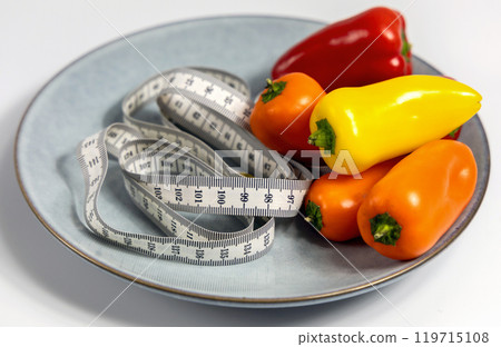 Plate with sweet peppers and a measuring tape. Concept of diet and weight loss 119715108