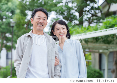 一對中年夫婦帶著微笑 一對中年夫婦帶著微笑 119715934