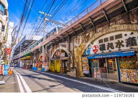 十月的日本東京城市景觀。新橋站烏森口附近。高架鐵路下的酒吧區景觀。左後方向新橋站 = 27 路 十月的日本東京城市景觀。新橋站烏森口附近。高架鐵路下的酒吧區景觀。左後方向新橋站 = 27 路 119716161