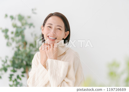 A woman in her 30s wearing a turtleneck 119716689