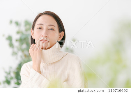 30多歲穿高領毛衣的女人 119716692