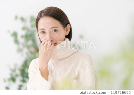 A woman in her 30s wearing a turtleneck 119716693