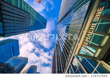 日本東京城市景觀：沐浴在朝陽下的大手町一號（右）景觀= 10 月 27 日 119717004