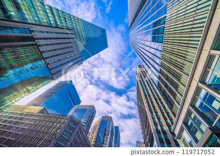 日本東京城市景觀：沐浴在朝陽下的大手町一號（右）景觀= 10 月 27 日 119717052