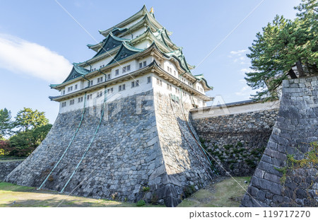 愛知縣名古屋市、名古屋城塔和石牆在晴天 愛知縣名古屋市、名古屋城塔和石牆在晴天 119717270