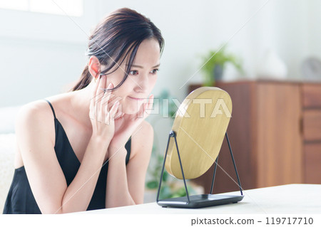 患有皮膚問題的婦女 患有皮膚問題的婦女 119717710