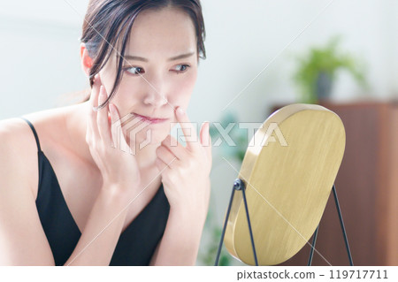 患有皮膚問題的婦女 119717711