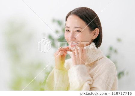 穿著高領毛衣的女人 119717716