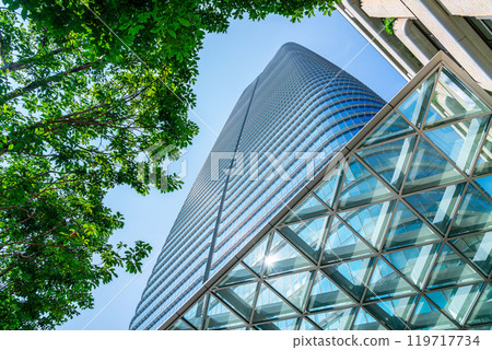 [Tokyo] Looking up at Mori JP Tower at Azabudai Hills from directly below 119717734
