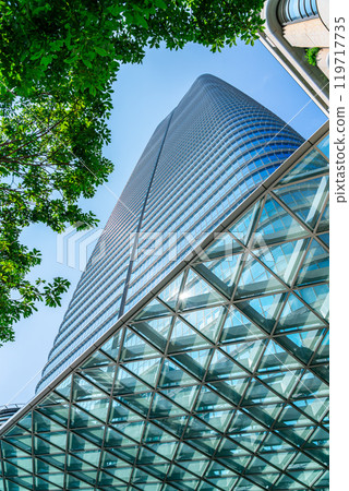 [Tokyo] Looking up at Mori JP Tower at Azabudai Hills from directly below 119717735