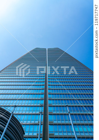 [Tokyo] Looking up at Mori JP Tower at Azabudai Hills from directly below 119717747