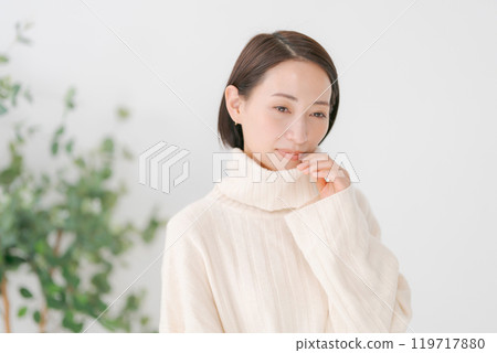 穿著白色高領毛衣的女人 119717880