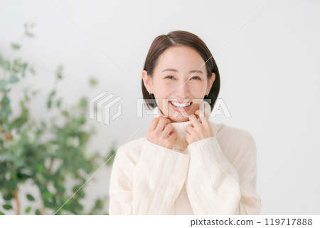 穿著白色高領毛衣的女人 119717888