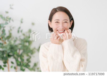 穿著白色高領毛衣的女人 穿著白色高領毛衣的女人 119717890