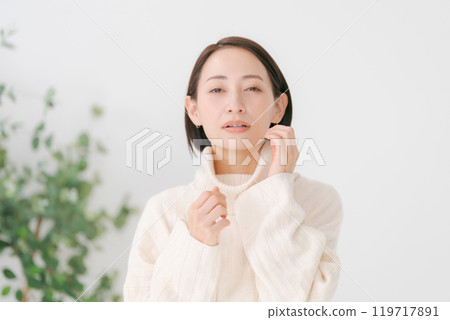 穿著白色高領毛衣的女人 穿著白色高領毛衣的女人 119717891