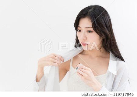 年輕女子測量體溫 119717946