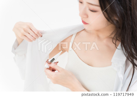 年輕女子測量體溫 119717949