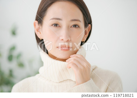 Woman wearing a white turtleneck 119718021